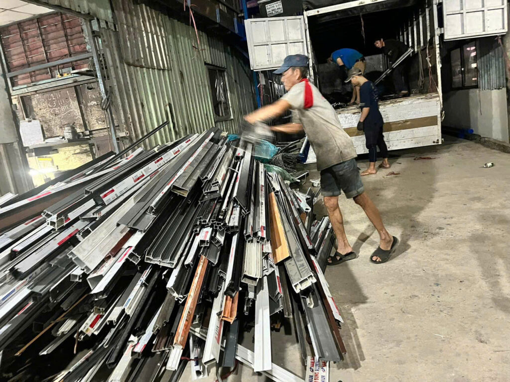 Bốc dỡ phế liệu tại Bình Phước