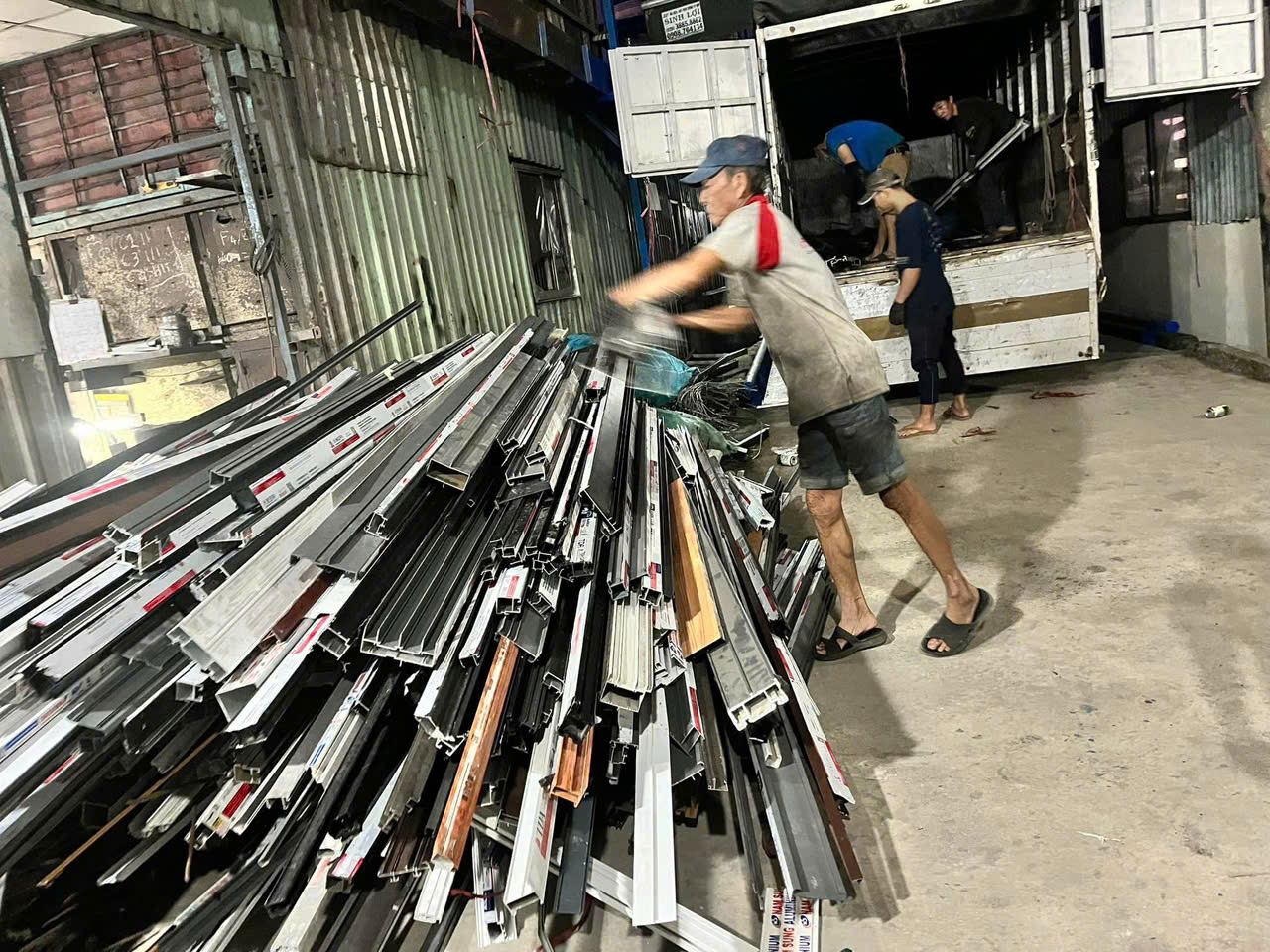 Bốc dỡ phế liệu tại Bình Phước